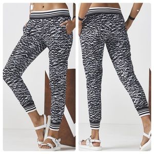NWT Fabletics Eve Printed Jogger Pant